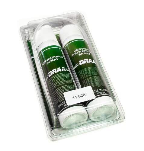 Due flaconi spray verdi in una confezione blister di plastica trasparente.