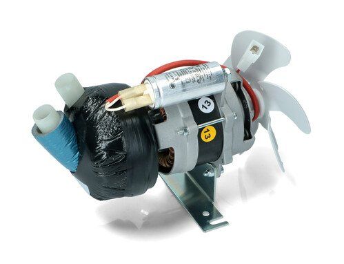 Motore elettrico compatto con involucro nero, staffa metallica e pale della ventola di raffreddamento bianche su sfondo bianco.