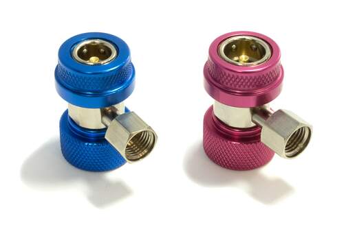 Due tappi per valvole di pneumatici in metallo colorato, uno blu e uno rosa, con connettori angolati.