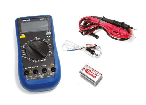 Multimetro digitale blu con puntali rossi e batteria da 9V su sfondo bianco.