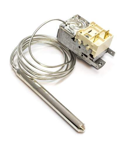 Termostato metallico con tubo capillare a spirale e sonda lunga su sfondo bianco.