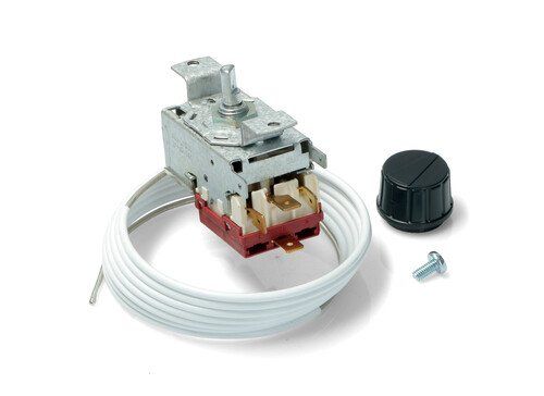 Termostato con filo bianco a spirale, manopola nera e piccola vite su sfondo bianco.