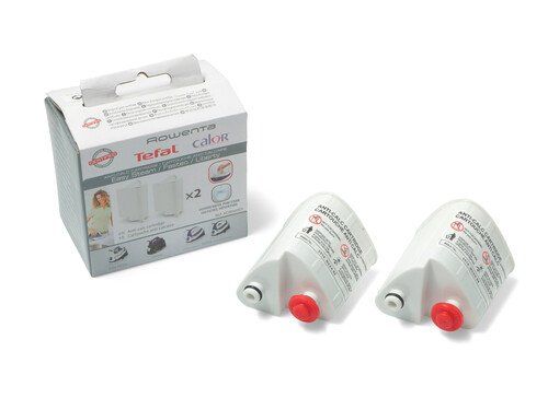 Due piccole boccette di medicinali bianche accanto a una confezione di farmaci in scatola su sfondo bianco.