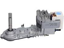 Motoriduttore elettrico grigio con albero verticale su sfondo bianco