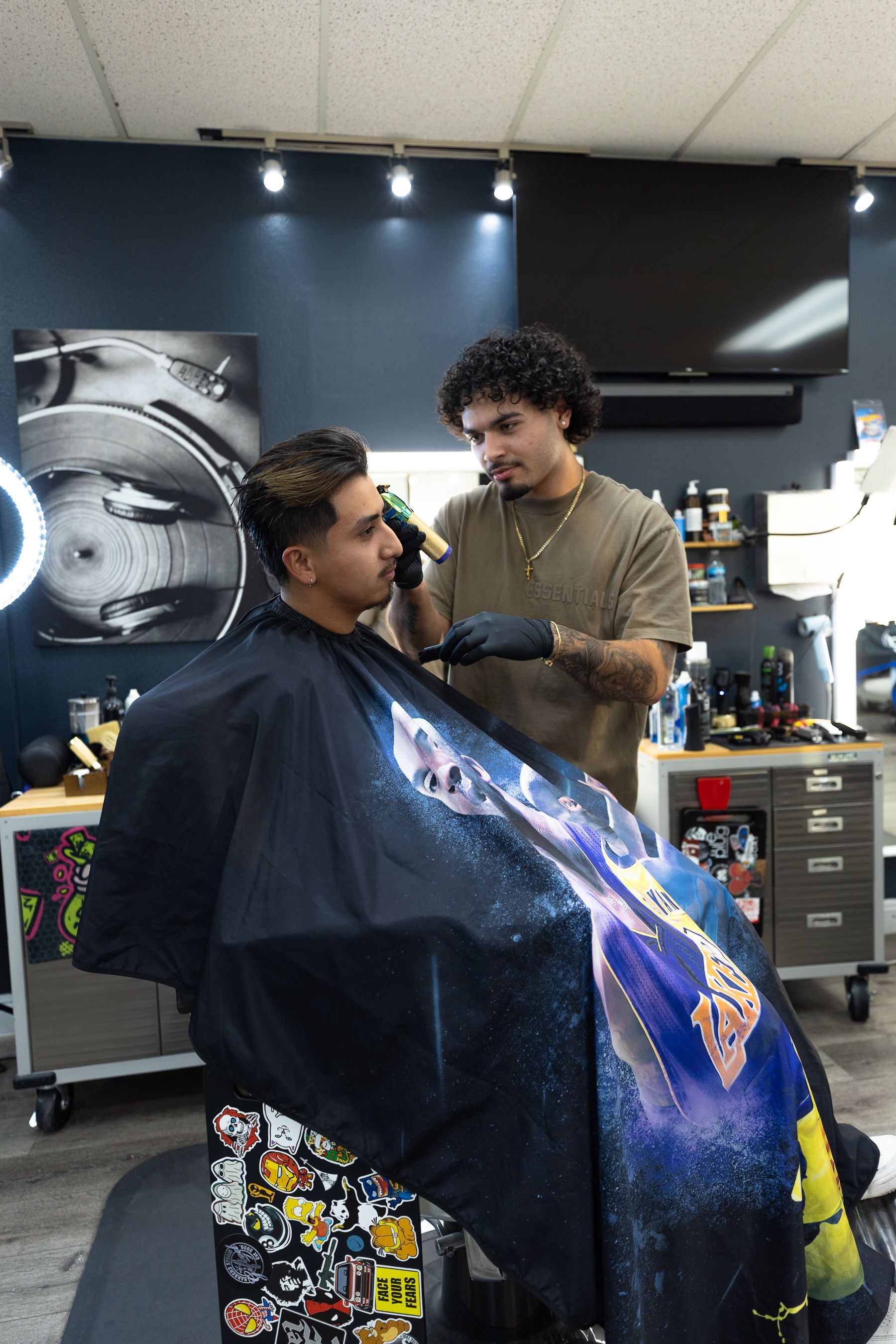barber cutting men's hair with straight hair