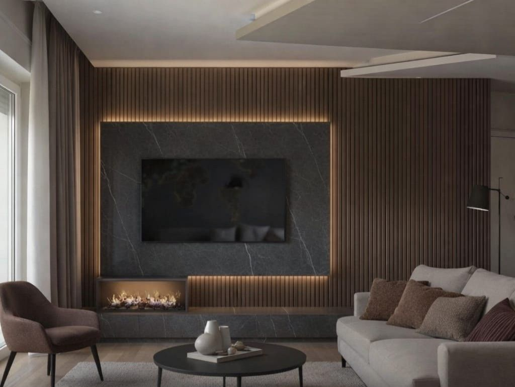 Soggiorno moderno con TV a parete, camino, divano grigio e una soffusa illuminazione d’atmosfera