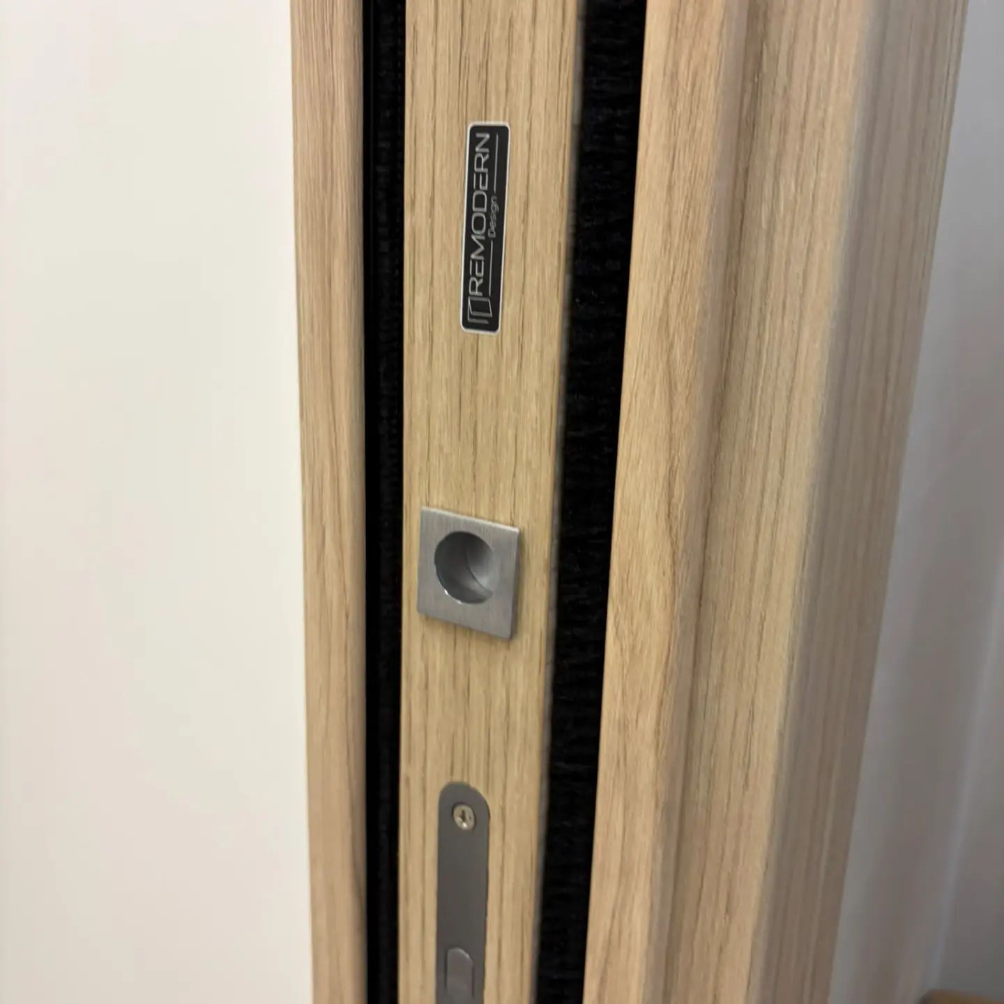 Primo piano di una porta di legno con serratura e maniglia in metallo montate nel telaio