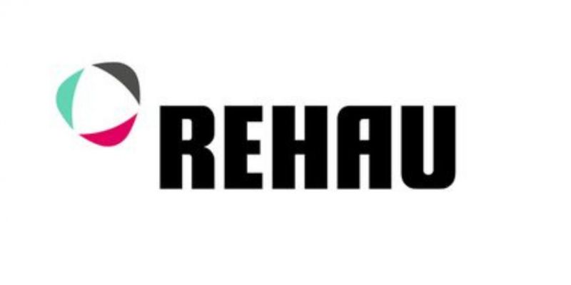 Logo REHAU con testo nero e un emblema circolare color verde petrolio, grigio e magenta