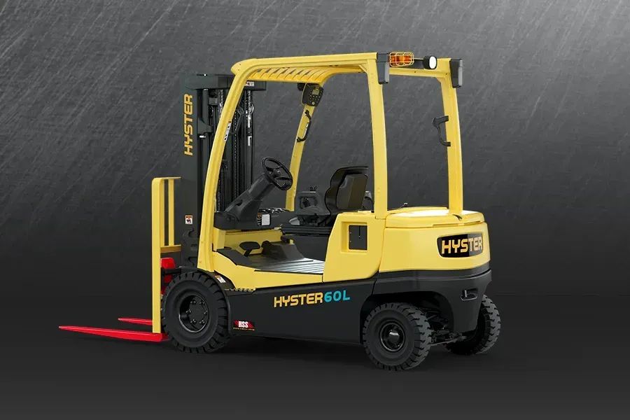 Una carretilla elevadora Hyster amarilla está estacionada sobre un fondo negro