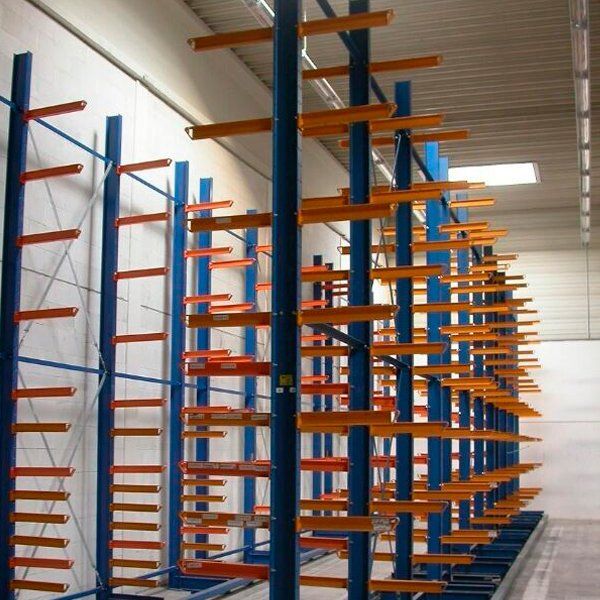 Una fila de estantes azules y naranjas en un almacén.