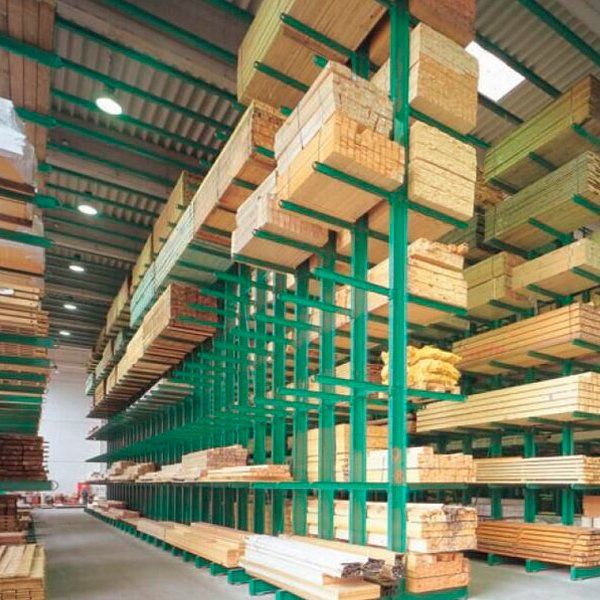 Un gran almacén lleno de mucha madera.