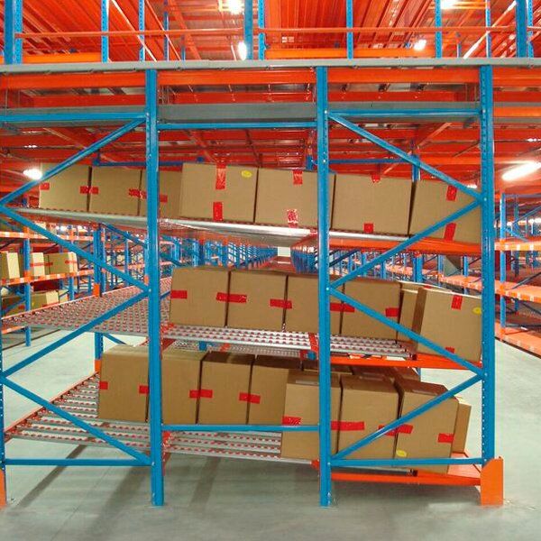 Un almacén lleno de muchas cajas y estanterías.