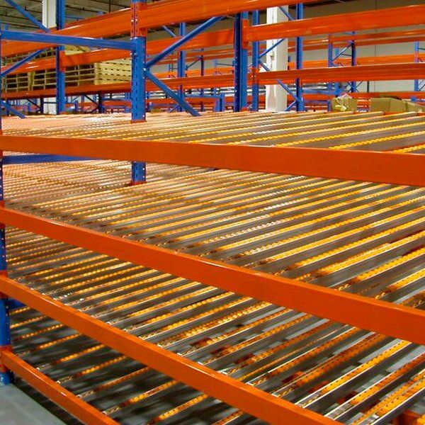 Un almacén con estanterías naranjas y estanterías azules.