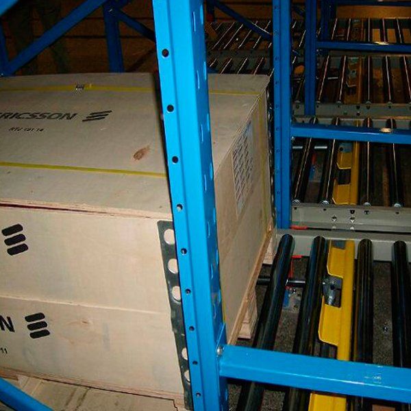 Una pila de cajas sobre una cinta transportadora que dice "jackson"