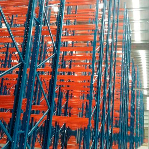 Un almacén lleno de estanterías azules y naranjas.