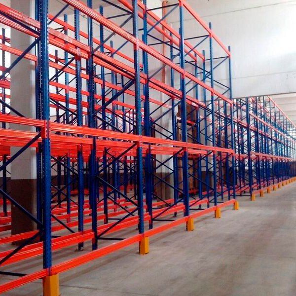 Un almacén lleno de estanterías azules y naranjas