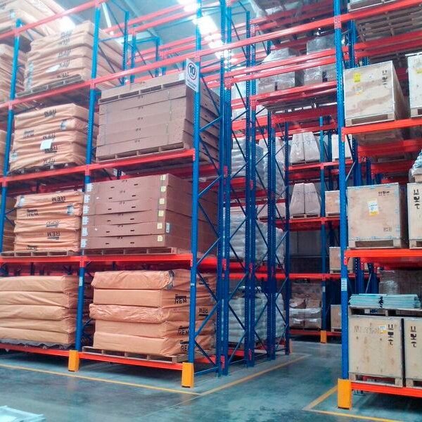 Un gran almacén lleno de muchas cajas y estanterías.