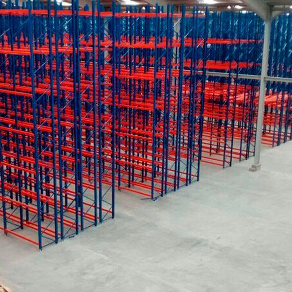 Un gran almacén lleno de estanterías azules y rojas.