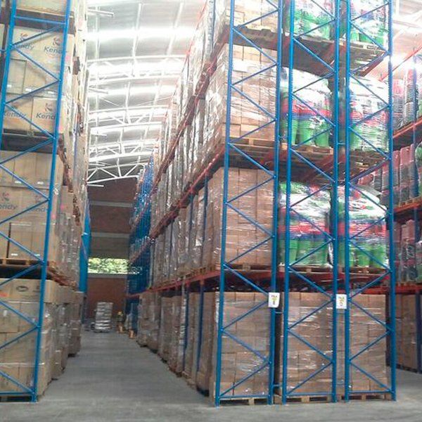 Un gran almacén lleno de muchas cajas y estanterías.
