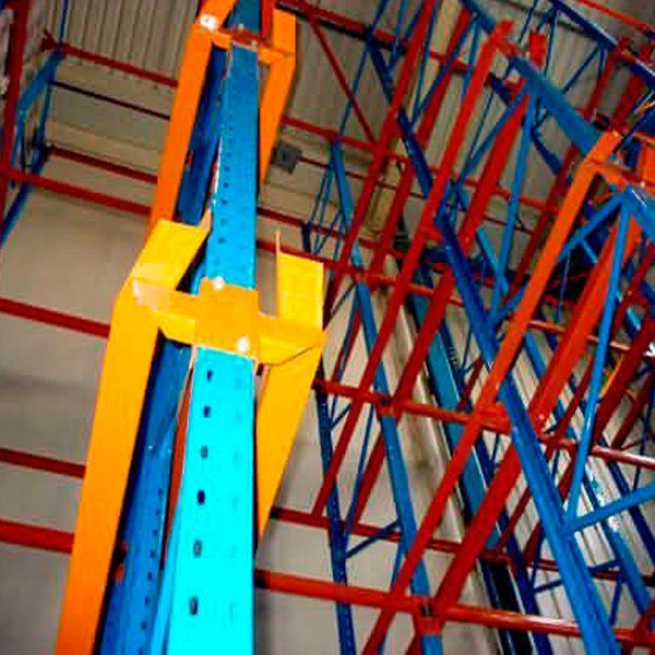 Un montón de coloridas estructuras metálicas en un edificio.