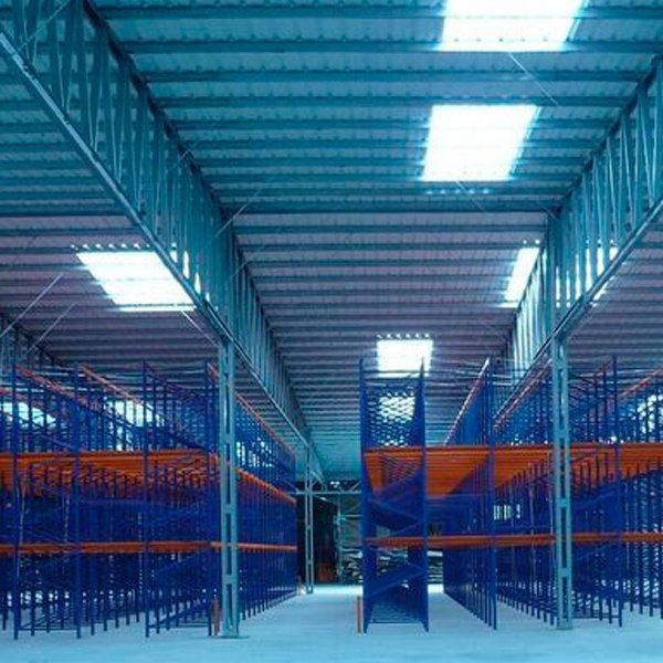 Un gran almacén con estantes azules y naranjas.
