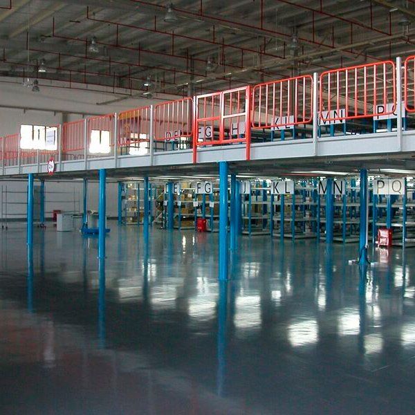 Un gran almacén con muchas estanterías y un balcón.