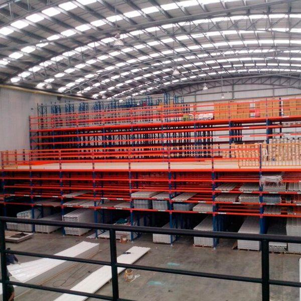 Un gran almacén con muchas estanterías y un balcón.