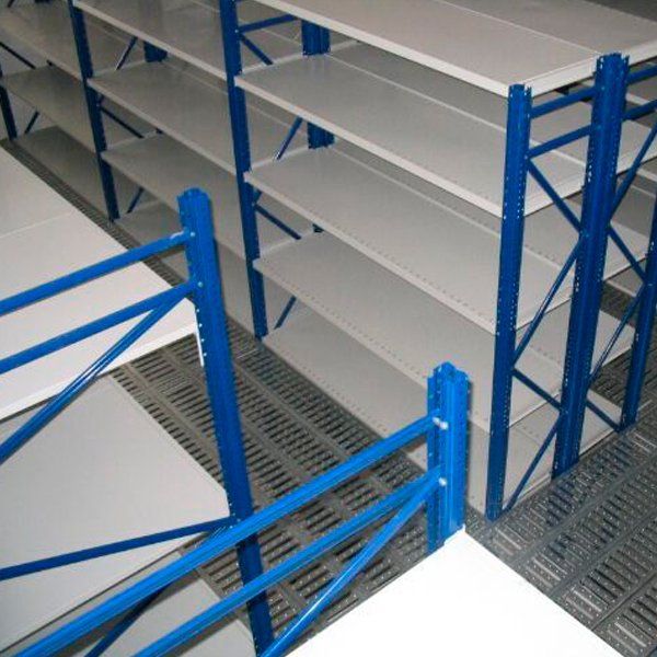 Una fila de estantes azules con estantes blancos.