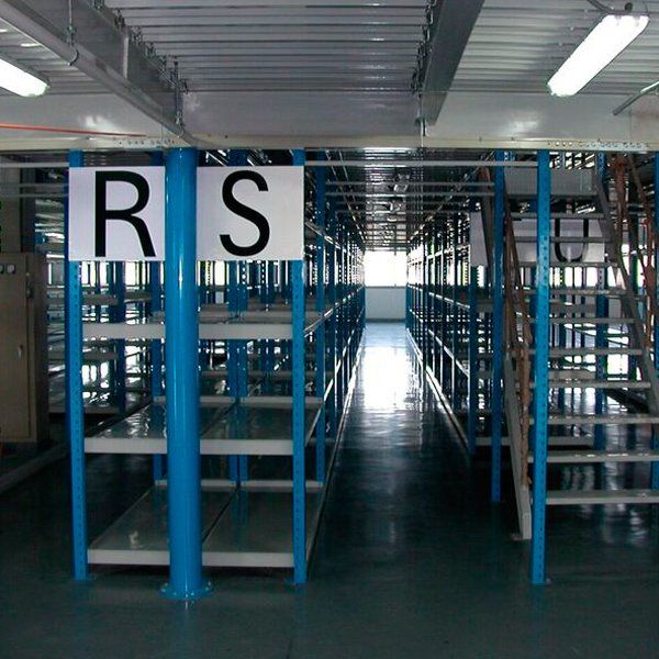 Un almacén con estanterías y carteles que dicen rs.