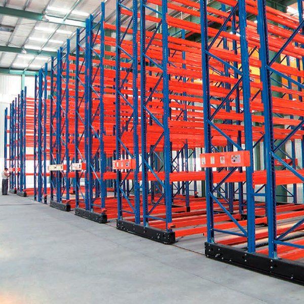 Un gran almacén lleno de estanterías azules y naranjas.