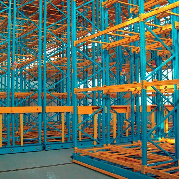 Un gran almacén lleno de estanterías azules y amarillas.