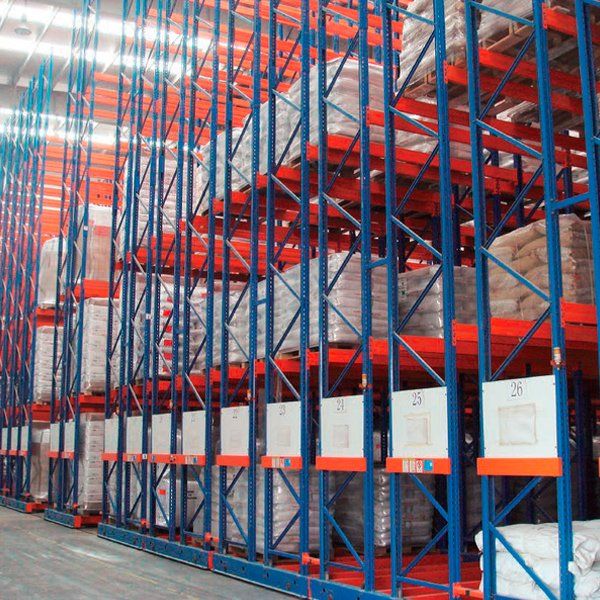 Un gran almacén lleno de estanterías y bolsas.