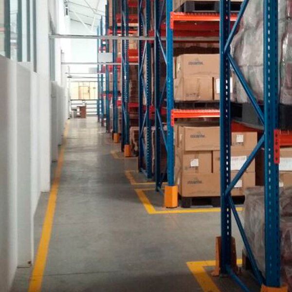 Un almacén lleno de estanterías y cajas.