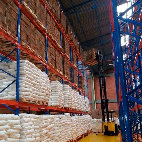 Un almacén lleno de muchas bolsas y cajas.
