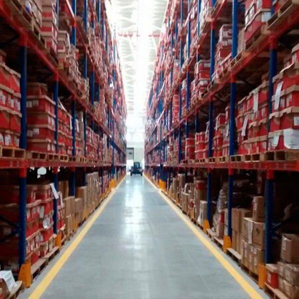 Un almacén lleno de muchas cajas y estanterías.