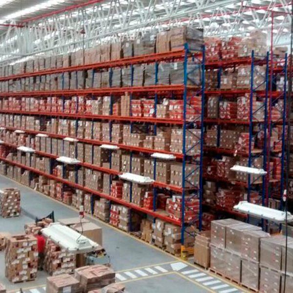 Un gran almacén lleno de muchas cajas y estanterías.