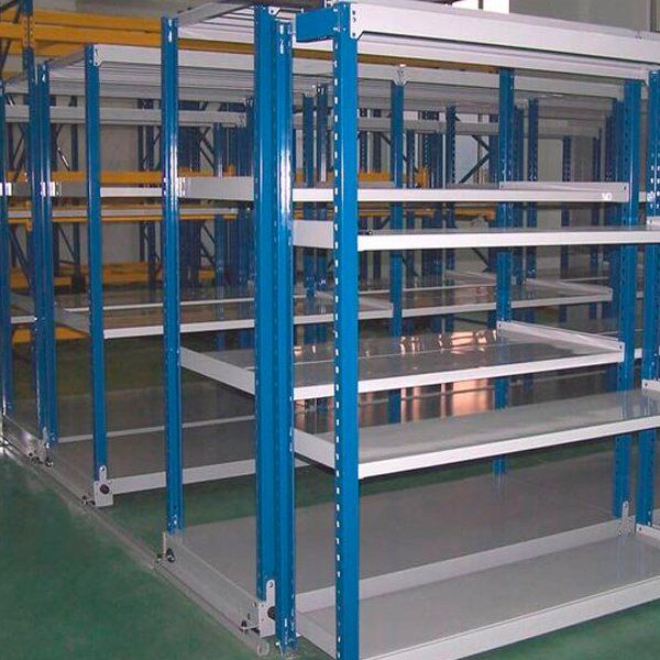 Una fila de estantes azules y blancos en un almacén.