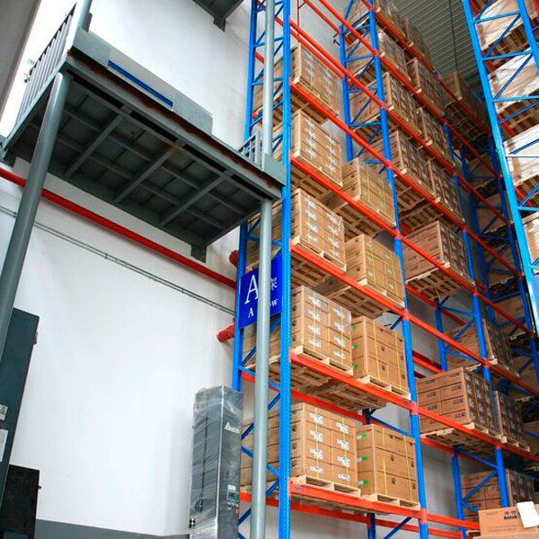 Un gran almacén lleno de estanterías y cajas.