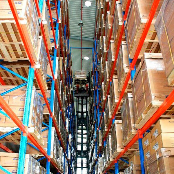 Un almacén lleno de muchas cajas y una carretilla elevadora