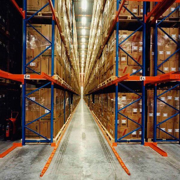Un almacén lleno de muchas cajas con las letras en en los estantes.