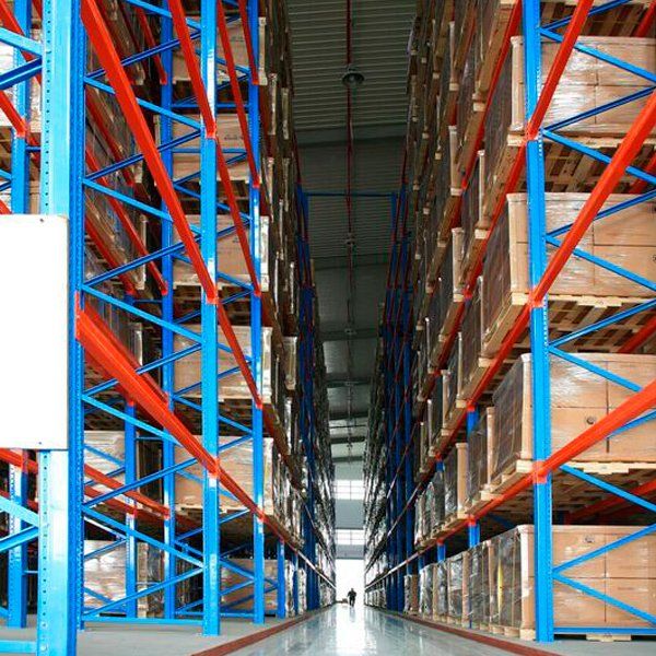Un almacén lleno de muchas estanterías y cajas.