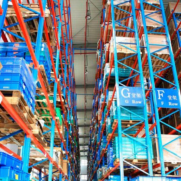 Un gran almacén lleno de estanterías y cajas.
