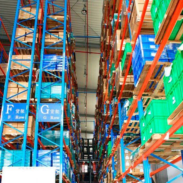 Un gran almacén lleno de estanterías y cajas.