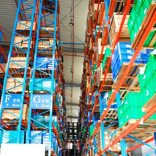 Un gran almacén lleno de muchas cajas y estanterías.