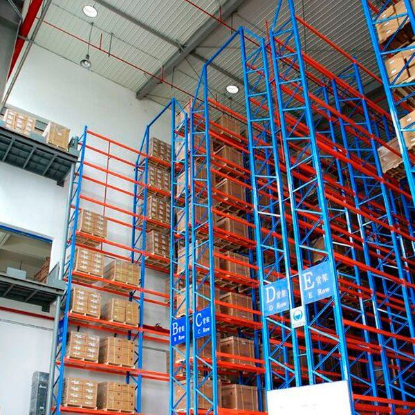 Un gran almacén lleno de estanterías y cajas.