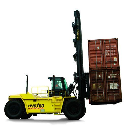 Una carretilla elevadora Hyster amarilla está levantando un contenedor rojo
