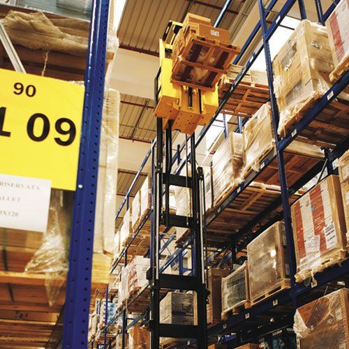 Un almacén con un cartel amarillo que pone 90 109