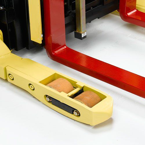 Un primer plano de una carretilla elevadora con ruedas amarilla y roja