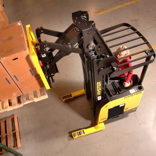 Una mujer conduce una carretilla elevadora Hyster en un almacén.
