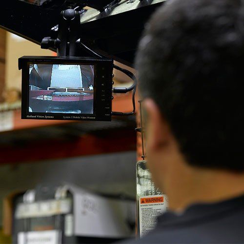 Un hombre mira un monitor que dice "advertencia"